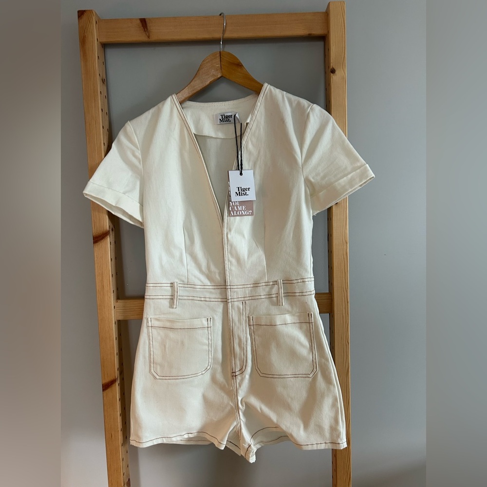 NWT Tiger Mist Cream V-Neck Shorts Jumpsuit with Front Patch Pockets Size XS
